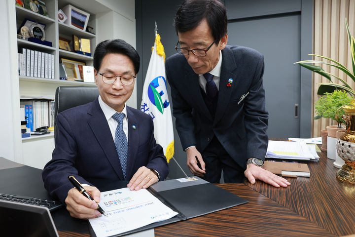 심덕섭 고창군수가 2일 신년 제1호 공식결재건으로 '고창군 농업인회관 준공식 개최안'에 서명하고 있다. *재판매 및 DB 금지