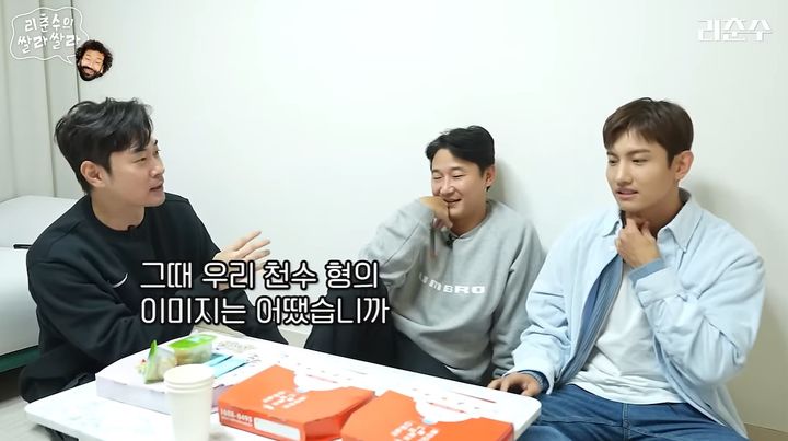 [서울=뉴시스] 조충현(왼쪽부터), 이천수, 최강창민. (사진=유튜브 채널 '리춘수[이천수]' 캡처) 2024.01.02. photo@newsis.com *재판매 및 DB 금지