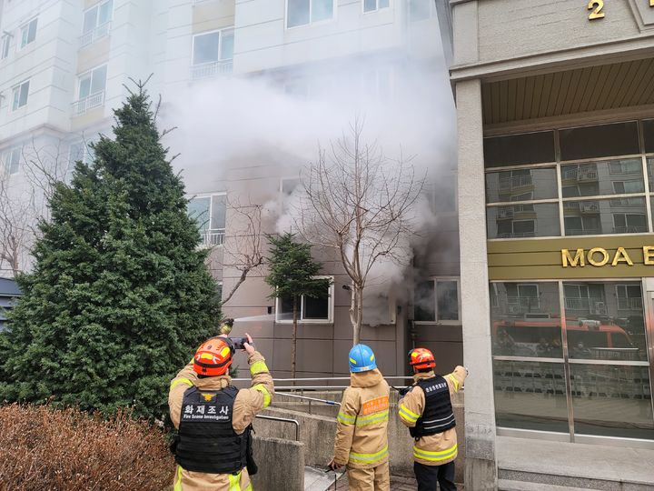 [서울=뉴시스]아파트 불길 잡고 있는 소방관들(전북소방본부 제공) *재판매 및 DB 금지