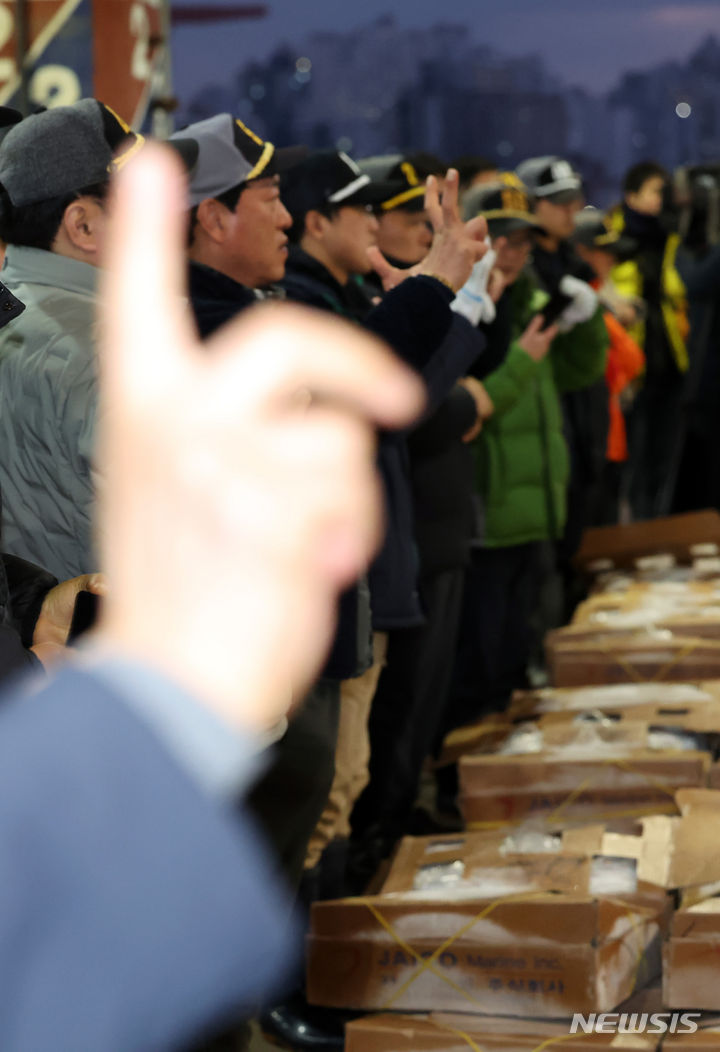 [부산=뉴시스] 하경민 기자 = 2일 오전 부산 서구 부산공동어시장에서 중도매인들이 힘찬 손짓으로 새해 첫 수산물 경매를 하고 있다. 2024.01.02. yulnetphoto@newsis.com
