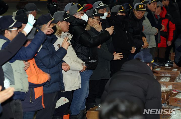 [부산=뉴시스] 하경민 기자 = 2일 오전 부산 서구 부산공동어시장에서 중도매인들이 힘찬 손짓으로 새해 첫 수산물 경매를 하고 있다. 2024.01.02. yulnetphoto@newsis.com