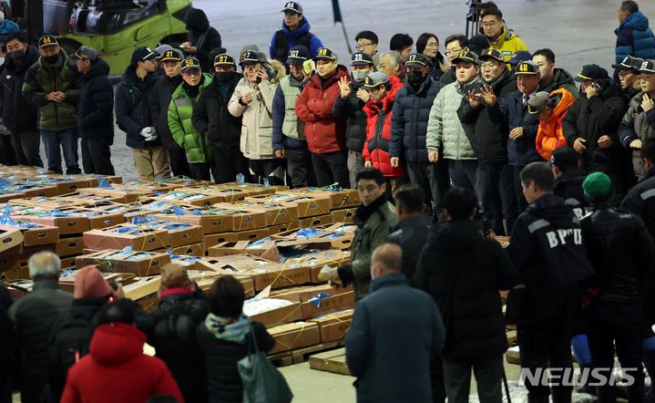 [부산=뉴시스] 하경민 기자 = 2일 오전 부산 서구 부산공동어시장에서 중도매인들이 힘찬 손짓으로 새해 첫 수산물 경매를 하고 있다. 2024.01.02. yulnetphoto@newsis.com