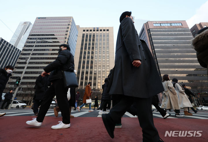 [서울=뉴시스] 고승민 기자 = 서울 여의도역 인근에서 직장인들이 출근하고 있다. 2024.01.02. kkssmm99@newsis.com