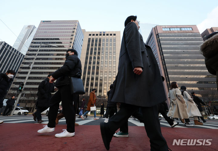 [서울=뉴시스] 고승민 기자 = 서울 여의도역 인근에서 직장인들이 출근하고 있다. 2024.01.02. kkssmm99@newsis.com