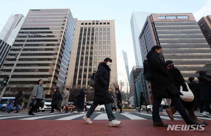 [서울=뉴시스] 고승민 기자 = 새해 첫 평일 출근일인 지난 1월2일 서울 여의도역 인근에서 직장인들이 출근하고 있다. 2024.01.02. kkssmm99@newsis.com