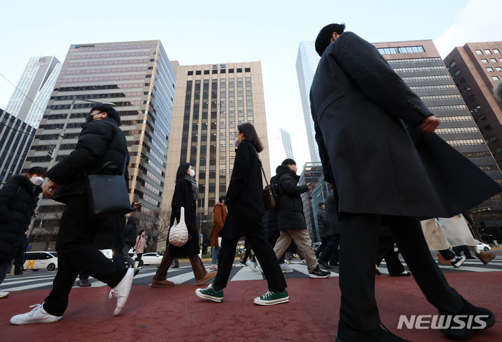 [서울=뉴시스] 고승민 기자 = 새해 첫 평일 출근일인 2일 서울 여의도역 인근에서 직장인들이 출근하고 있다. 2024.01.02. kkssmm99@newsis.com