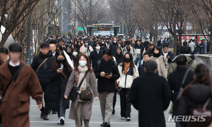 [서울=뉴시스] 고승민 기자 = 새해 첫 평일 출근일인 2일 서울 여의도역 인근에서 직장인들이 출근하고 있다. 2024.01.02. kkssmm99@newsis.com