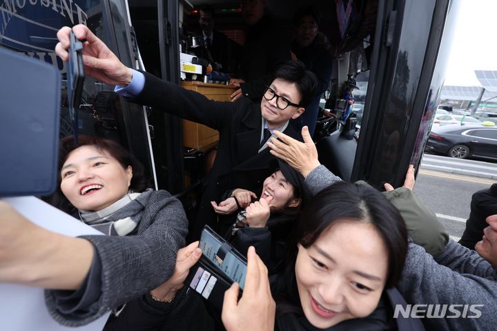 [대전=뉴시스] 조성봉 기자 = 한동훈 국민의힘 비상대책위원장이 2일 오전 대전 동구 대전역에 도착, 버스로 이동하기 전 환영 나온 지지자들과 인증샷을 찍고 있다. 2024.01.02. suncho21@newsis.com