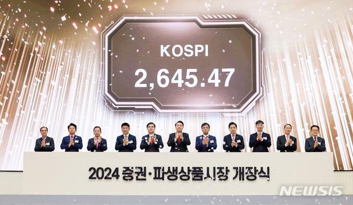 [서울=뉴시스] 전신 기자 = 윤석열 대통령이 2일 서울 영등포구 한국거래소에서 열린 2024 증권·파생상품시장 개장식에서 개장 신호 버튼을 누른 뒤 박수를 치고 있다. (대통령실통신사진기자단) 2024.01.02. photo1006@newsis.com