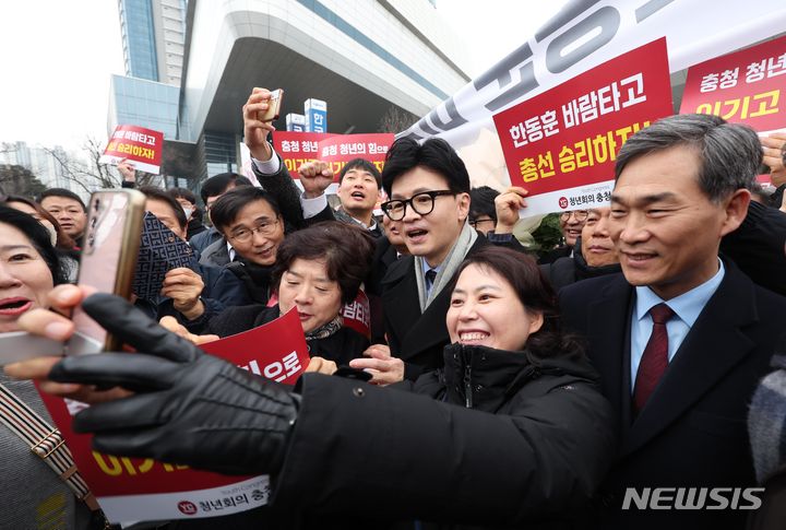 [대전=뉴시스] 조성봉 기자 = 한동훈 국민의힘 비상대책위원장이 2일 오전 대전 동구 대전역에 도착, 지지자들과 인증샷을 찍고 있다. 2024.01.02. suncho21@newsis.com