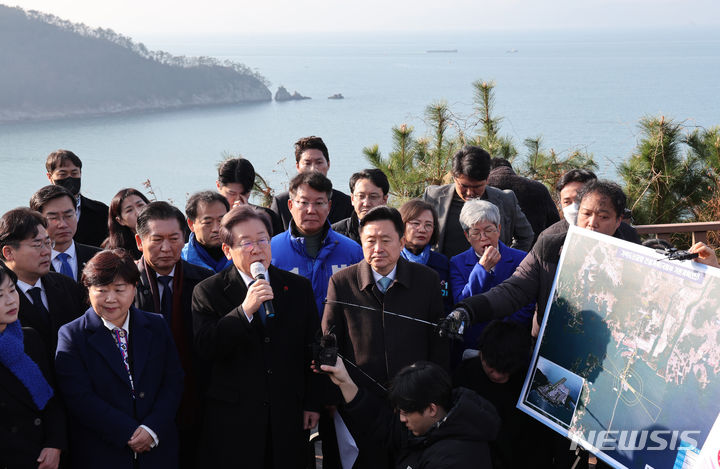 [부산=뉴시스] 하경민 기자 = 이재명 더불어민주당 대표가 2일 오전 부산 가덕도 신공항 부지를 현장 방문해 관계자의 설명을 듣고 있다. 2024.01.02. yulnetphoto@newsis.com