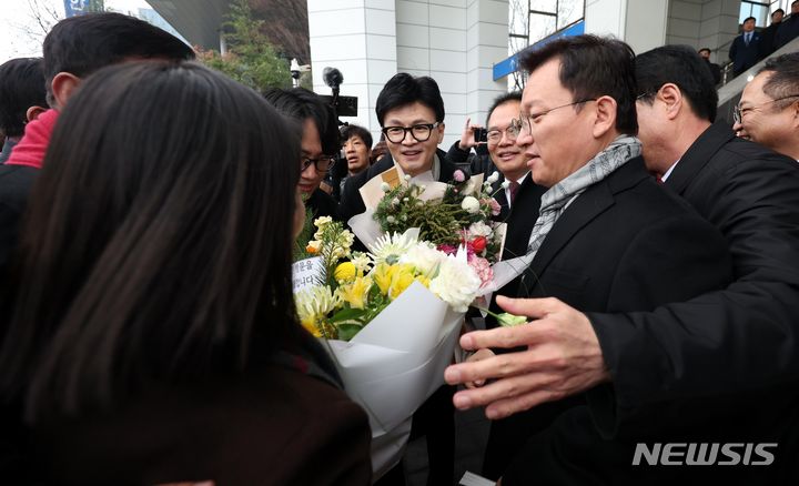 [대전=뉴시스] 조성봉 기자 = 한동훈 국민의힘 비상대책위원장이 2일 오전 대전 동구 대전역에 도착, 지지자들에게 꽃다발을 받고 있다. 2024.01.02. suncho21@newsis.com