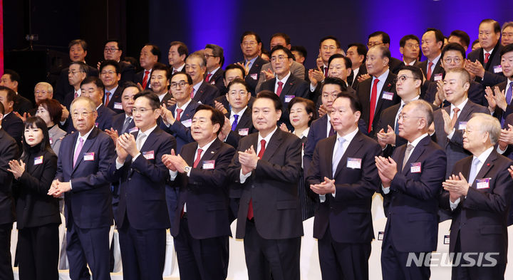 [서울=뉴시스] 조수정 기자 = 윤석열 대통령이 2일 서울 영등포구 중소기업중앙회에서 열린 2024년 경제계 신년인사회에서 박수치고 있다. 2024.01.02. chocrystal@newsis.com