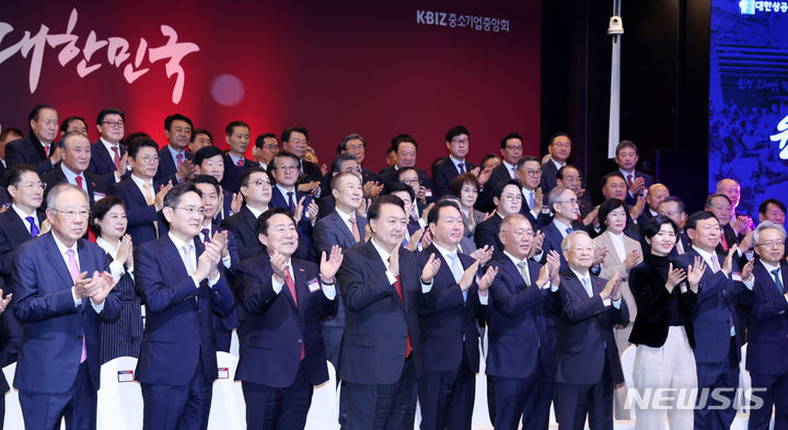 [서울=뉴시스] 조수정 기자 = 윤석열 대통령이 2일 서울 영등포구 중소기업중앙회에서 열린 2024년 경제계 신년인사회에서 박수치고 있다. 2024.01.02. chocrystal@newsis.com