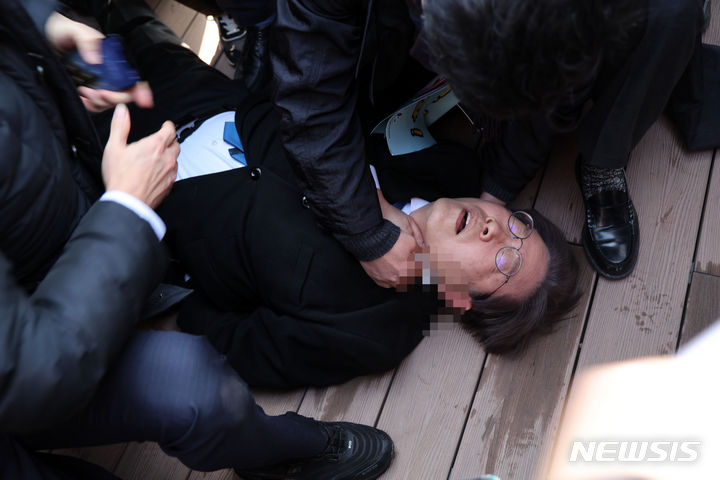 [부산=뉴시스] 하경민 기자 = 이재명 더불어민주당 대표가 지난 1월2일 오전 부산 강서구 대항전망대를 방문해 가덕신공항 건설 예정지를 둘러본 뒤 흉기 피습을 당해 쓰러져 있다. 2024.01.02. yulnetphoto@newsis.com