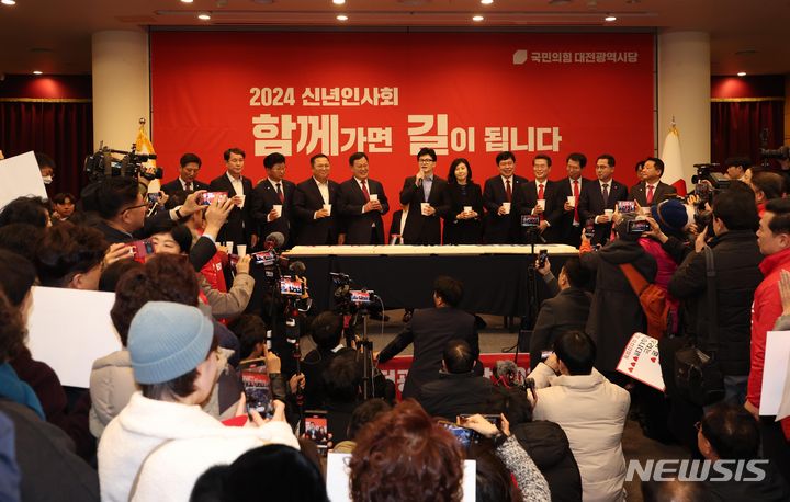 [대전=뉴시스] 조성봉 기자 = 한동훈 국민의힘 비대위원장이 2일 오전 대전 유성구 대전컨벤션센터 제1전시관 중회의장에서 열린 국민의힘 대전시당 신년인사회에서 인사말을 하고 있다. 2024.01.02. suncho21@newsis.com