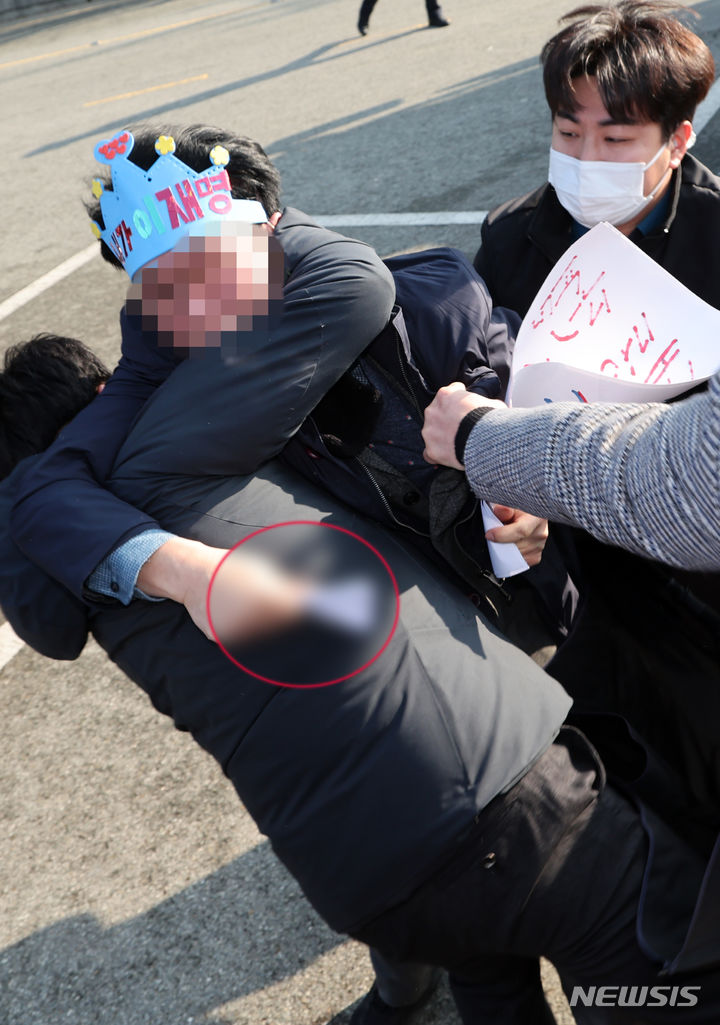 [부산=뉴시스] 하경민 기자 = 2일 오전 부산 강서구 대항전망대에서 이재명 더불어민주당 대표를 흉기로 피습한 옹의자가 흉기를 든 채 경찰에 제압되고 있다. 2024.01.02. yulnetphoto@newsis.com