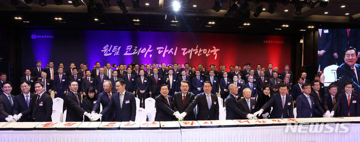 [서울=뉴시스] 조수정 기자 = 윤석열 대통령이 2일 서울 영등포구 중소기업중앙회에서 열린 2024년 경제계 신년인사회에서 경제단체장, 기업인들과 떡케이크를 자르고 있다. 왼쪽부터 임재원 고피자 대표, 이관섭 비서실장, 정용진 신세계 부회장, 구광모 LG 회장, 강지영 로보아르테 대표, 류진 한경협 회장, 이재용 삼성전자 회장, 김기문 중소기업중앙회장, 윤 대통령, 최태원 대한상의 회장, 정의선 현대차 회장, 손경식 경총 회장, 문우리 포티파이 대표, 신동빈 롯데 회장, 최상목 경제부총리 겸 기획재정부 장관, 김동관 한화 부회장, 허태수 GS 회장, 방문규 산업통상자원부 장관. 그외 현정은 현대그룹 회장, 박정원 두산그룹 회장, 권오갑 HD현대 회장, 조현준 효성 회장 등이 참석했다. 2024.01.02. chocrystal@newsis.com