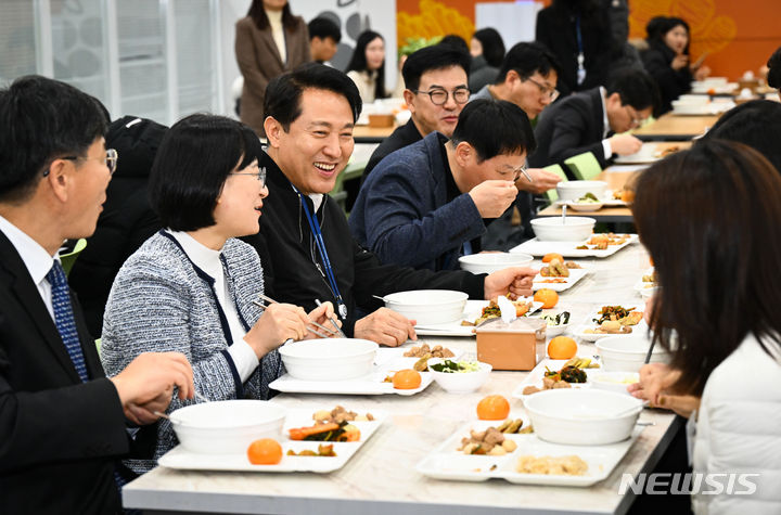 [서울=뉴시스] 김선웅 기자 = 오세훈 서울시장이 2일 서울시청 구내식당에서 신년을 맞아 우수창의 제안 수상 공무원들과 함께 떡국으로 식사를 하고 있다. (공동취재) 2024.01.02. photo@newsis.com