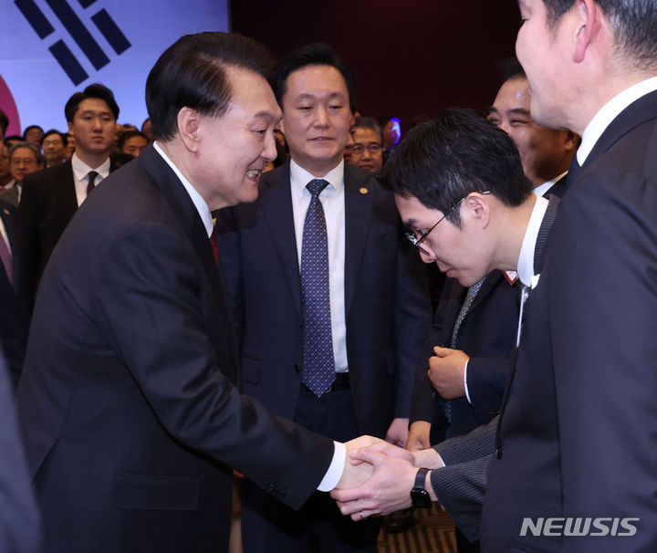 [서울=뉴시스] 조수정 기자 = 윤석열 대통령이 2일 서울 영등포구 중소기업중앙회에서 열린 2024년 경제계 신년인사회를 마친 뒤 임재원 고피자 대표와 악수하고 있다. 2024.01.02. chocrystal@newsis.com