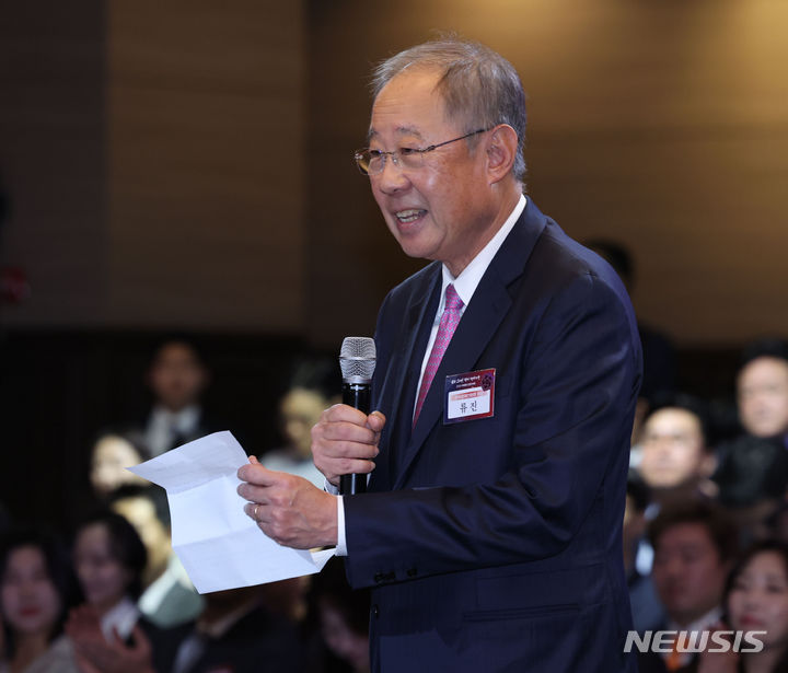 [서울=뉴시스] 조수정 기자 = 류진 한국경제인협회장이 2일 서울 영등포구 중소기업중앙회에서 열린 2024년 경제계 신년인사회에서 새해 덕담을 하고 있다. 2024.01.02. chocrystal@newsis.com