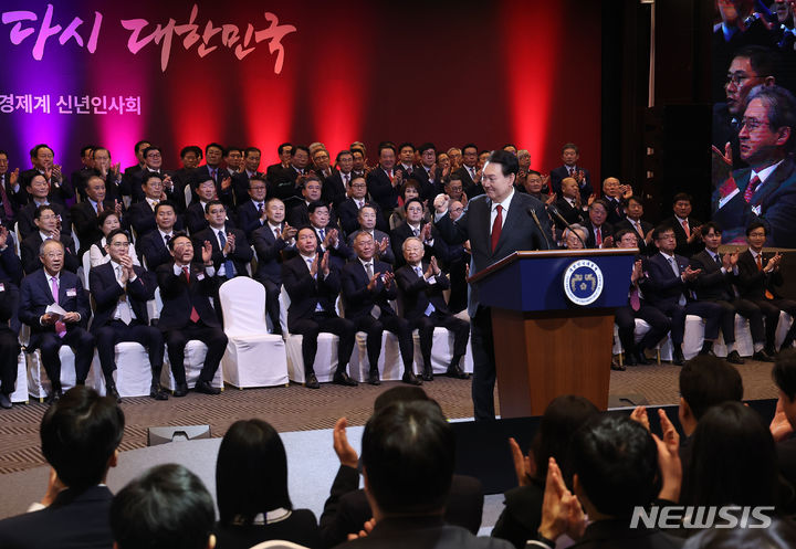 [서울=뉴시스] 조수정 기자 = 윤석열 대통령이 2일 서울 영등포구 중소기업중앙회에서 열린 2024년 경제계 신년인사회에서 격려사 하며 주먹을 불끈 쥐어보이고 있다. 이 자리에는 이재용 삼성전자 회장, 최태원 SK그룹 회장(대한상의 회장), 정의선 현대차그룹 회장, 구광모 LG그룹 회장, 신동빈 롯데그룹 회장, 김동관 한화 부회장, 허태수 GS 회장, 현정은 현대그룹 회장, 박정원 두산그룹 회장, 김영섭 KT 대표이사, 권오갑 HD현대 회장, 조현준 효성 회장 등이 참석했다.2024.01.02. chocrystal@newsis.com