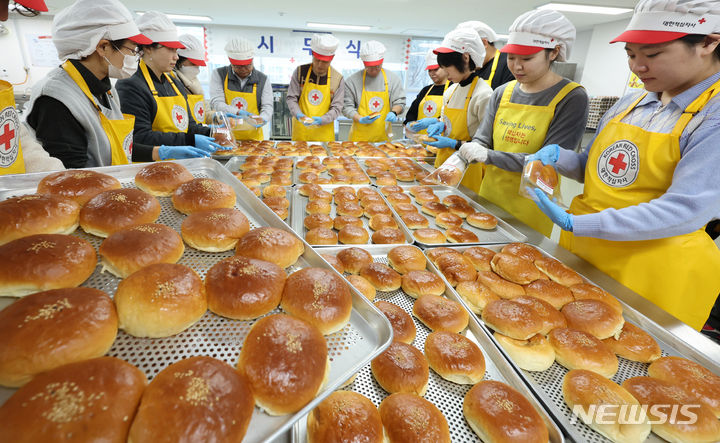 [인천=뉴시스] 전진환 기자 = 올해 1월 인천 연수구 대한적십자사 인천지사에서 적십자사 관계자들이 시무식 대신 독거 어르신들을 위한 제빵 봉사를 하고 있다. 2024.01.02. amin2@newsis.com