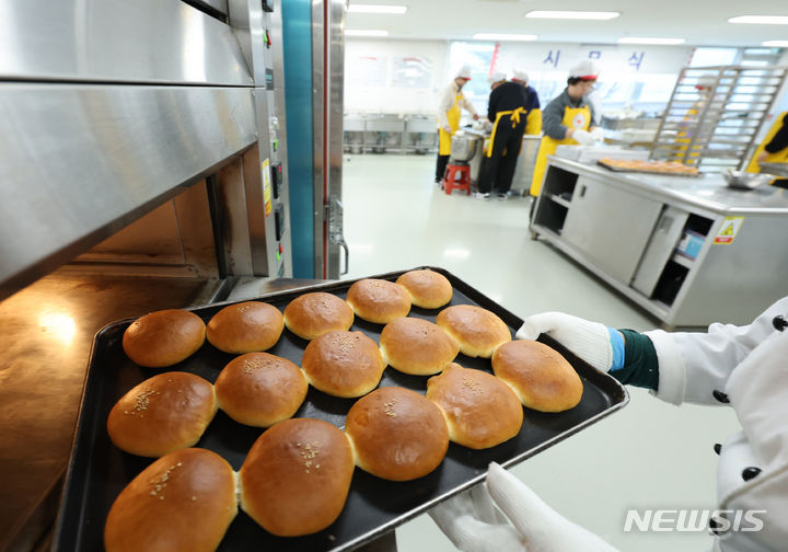 [서울=뉴시스]구워진 빵의 모습. 사진은 기사 내용과 관계 없음 (뉴시스DB)