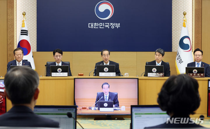 [세종=뉴시스] 강종민 기자 = 한덕수 국무총리가 2일 세종시 정부세종청사에서 열린 2024년 첫 국무회의에서 모두발언을 하고 있다. 2024.01.02. ppkjm@newsis.com