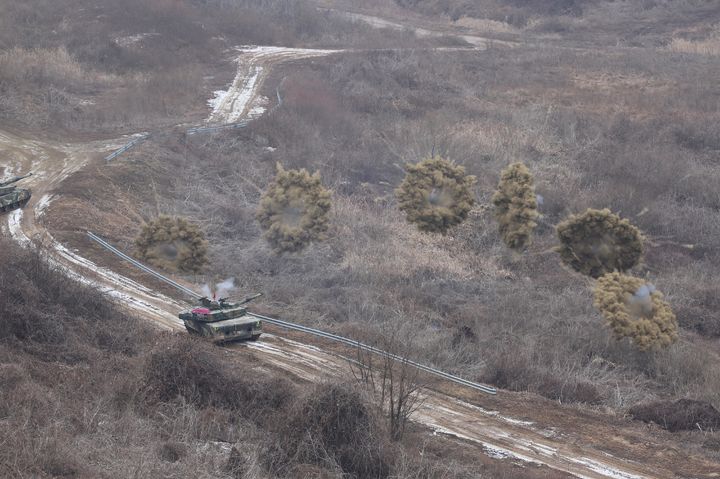 [서울=뉴시스] 육군 예하 각급 부대가 2일 '즉·강·끝(적이 도발하면 단호하고 공세적으로 대응하여 다시는 도발하지 못하게 한다는 응징 원칙)' 대응태세 확립을 위한 포탄 사격 및 기계화부대 기동훈련을 실시했다. 사진은 2기갑여단이 경기 파주 무건리훈련장에서 K1A2전차 기동 및 사격훈련을 실시하는 모습. (사진=육군 제공) 2024.01.02. photo@newsis.com *재판매 및 DB 금지