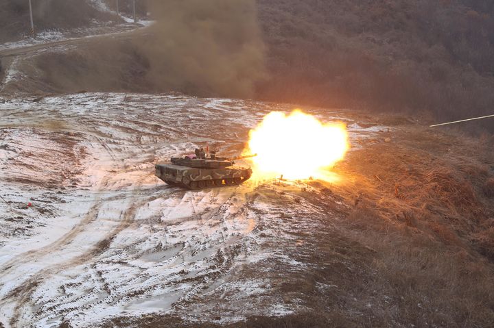 [서울=뉴시스] 육군 예하 각급 부대가 2일 '즉·강·끝(적이 도발하면 단호하고 공세적으로 대응하여 다시는 도발하지 못하게 한다는 응징 원칙)' 대응태세 확립을 위한 포탄 사격 및 기계화부대 기동훈련을 실시했다. 사진은 2기갑여단이 경기 파주 무건리훈련장에서 K1A2전차 기동 및 사격훈련을 실시하는 모습. (사진=육군 제공) 2024.01.02. photo@newsis.com *재판매 및 DB 금지
