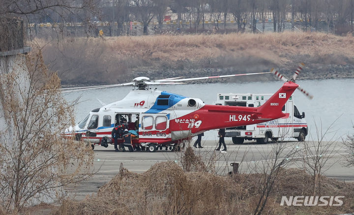 [서울=뉴시스] 고승민 기자 = 부산에서 흉기 피습을 당한 이재명 더불어민주당 대표가 2일 헬기를 통해 서울 동작구 노들섬에 도착, 서울대병원으로 이송되고 있다. 이 대표는 이날 오전 부산 가덕신공항 건설 예정지 현장방문 도중 흉기 피습 당했다. 2024.01.02. kkssmm99@newsis.com