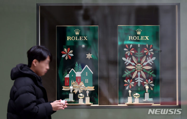 [서울=뉴시스] 김진아 기자 = 사진은 2일 서울시내 한 백화점 롤렉스 매장. 2024.01.02. bluesoda@newsis.com
