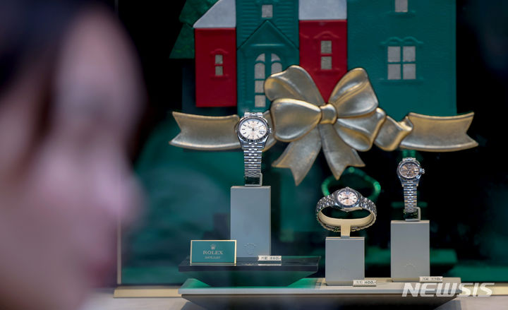[서울=뉴시스] 김진아 기자 = 스위스 명품 시계 브랜드 롤렉스(Rolex)가 1일 국내 가격을 인상했다. 사진은 2일 서울시내 한 백화점 롤렉스 매장. 2024.01.02. bluesoda@newsis.com