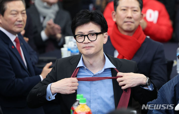 [대구=뉴시스] 이무열 기자 = 한동훈 국민의힘 비대위원장이 2일 대구 북구 엑스코에서 열린 2024 국민의힘 대구경북 신년인사회에서 넥타이를 풀고 있다. 2024.01.02. lmy@newsis.com