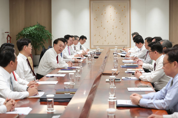 [서울=뉴시스] 윤석열 대통령이 2일 서울 용산 대통령실 청사에서 열린 새해 첫 수석비서관회의를 주재하고 있다. (사진=대통령실 제공) 2024.01.02. photo@newsis.com *재판매 및 DB 금지