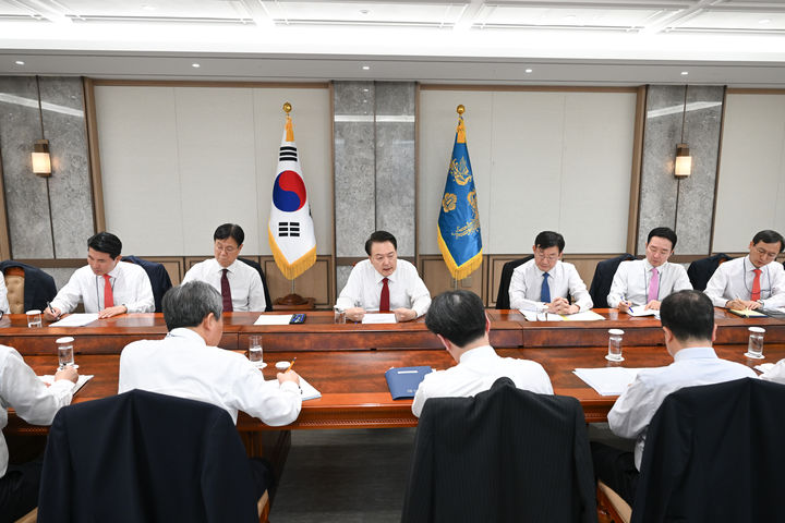 [서울=뉴시스] 윤석열 대통령이 2일 서울 용산 대통령실 청사에서 열린 새해 첫 수석비서관회의를 주재하고 있다. (사진=대통령실 제공) 2024.01.02. photo@newsis.com *재판매 및 DB 금지