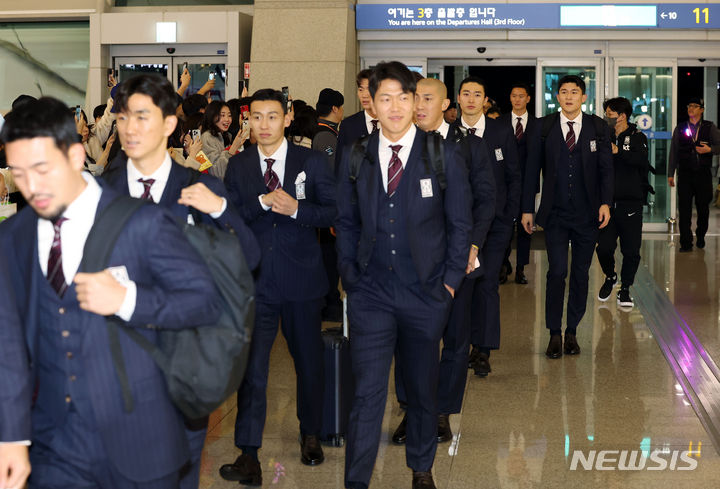 [인천공항=뉴시스] 홍효식 기자 = 카타르 아시안컵에 출전하는 한국 축구 국가대표팀이 2일 오후 인천국제공항 제1터미널을 통해 출국하고 있다. 2024.01.02. yesphoto@newsis.com