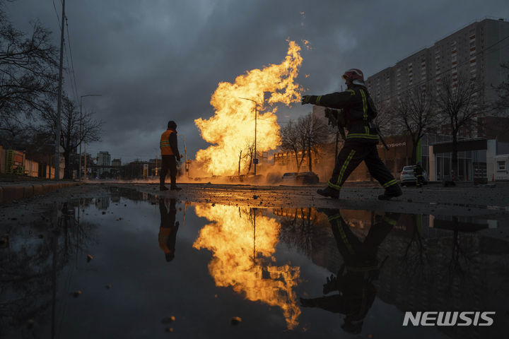 [키이우=AP/뉴시스] 2일(현지시각) 우크라이나 키이우에서 소방관들이 러시아의 공격으로 발생한 가스관 화재를 진압하고 있다. 러시아가 우크라이나 주요 도시에 드론과 미사일을 동원한 대규모 공습을 퍼부어 100명 넘는 사상자가 발생했다. 2024.01.03.