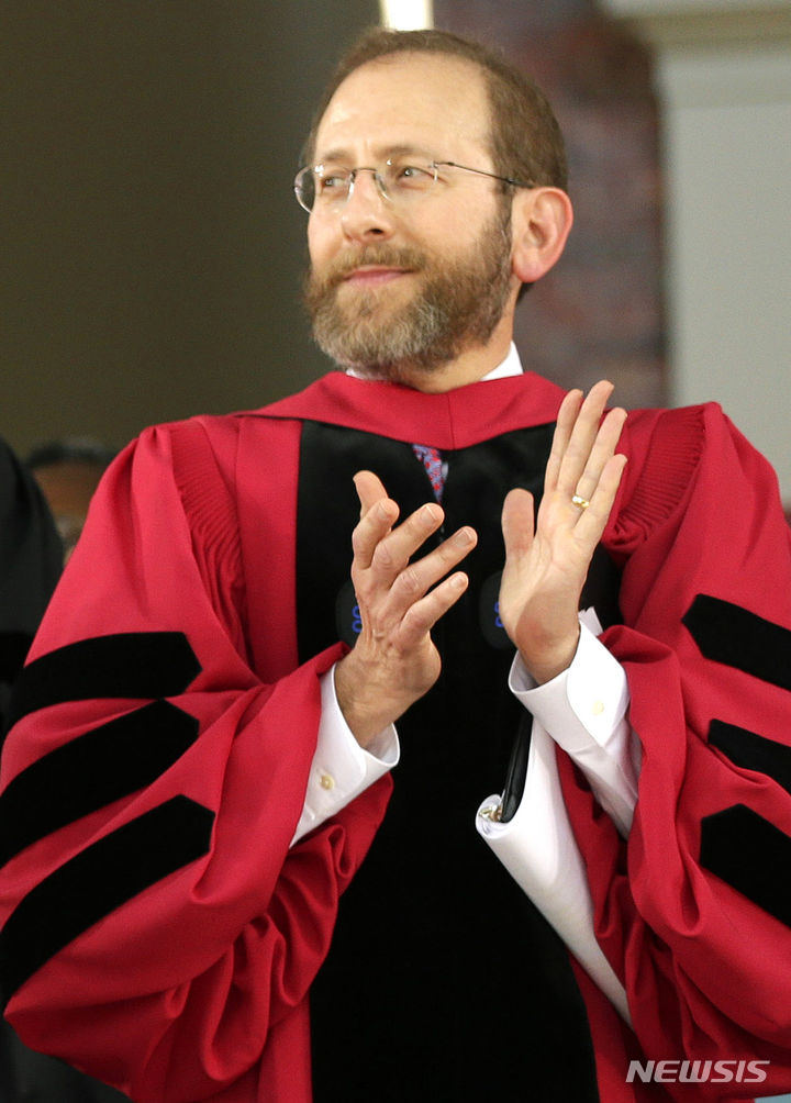 [케임브리지=AP/뉴시스] 앨런 가버 하버드대 총장이 트럼프 행정부의 보조금 삭감에 대응해 연봉 25%를 자진 삭감하겠다고 14일(현지 시간) 밝혔다. (사진=뉴시스DB) 2025.05.15.