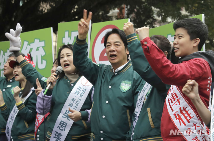 [타이베이=AP/뉴시스] 대만 총통 선거 3일을 앞두고 미국 선거 개입 소문이 확산하자 대만선거관리위원회(선관위)가 터무니없는 소리라고 해명했다. 사진은 라이칭더(가운데) 대만 민진당 총통 후보가 지난 3일 타이베이에서 선거 유세 중인 모습. 2024.01.10 