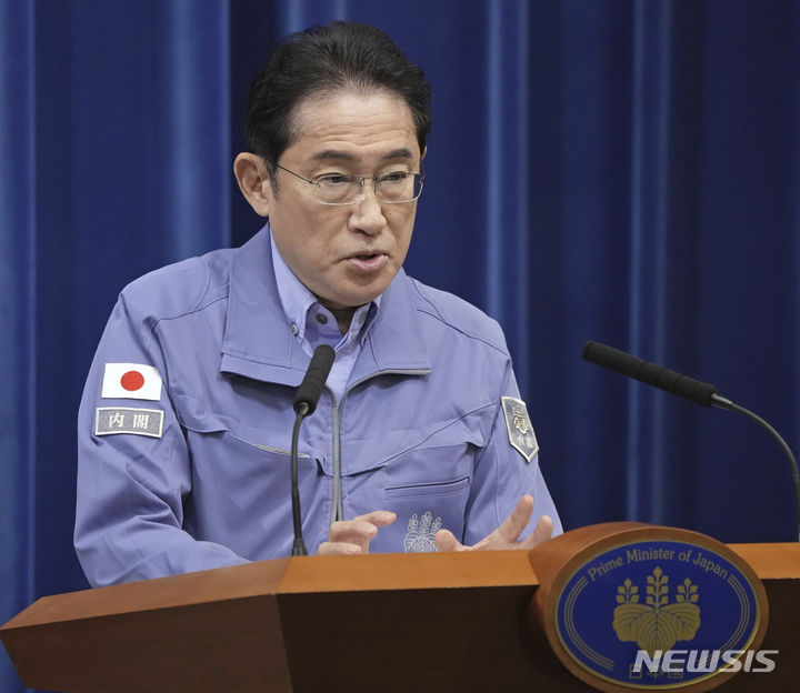 [도쿄=AP/뉴시스]기시다 후미오 일본 총리가 이시카와현 노토 지방을 진원으로 하는 지진과 관련한 이재민 지원을 위해 2023회계연도(2023년 4월∼2024년 3월) 예산의 예비비를 지출한다고 표명했다. 사진은 기시다 총리가 지난 3일 도쿄 총리 관저에서 기자회견하는 모습. 2024.01.04.