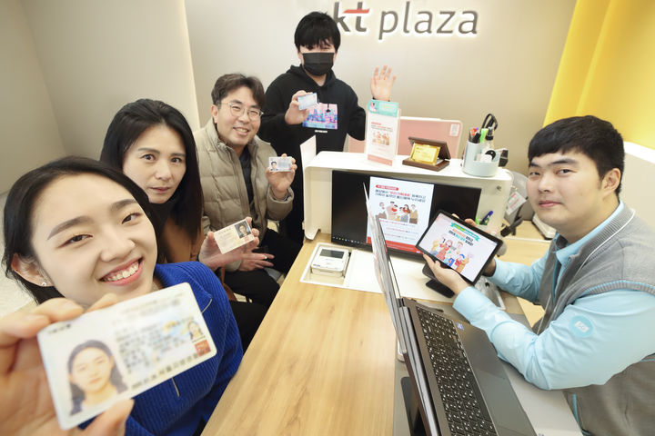 [서울=뉴시스] KT는 가족 통신 업무를 가족 대표가 대신해서 처리할 수 있는 우리가족대표 서비스를 국내 이동통신사 충 최초로 출시했다고 3일 밝혔다. (사진=KT 제공) *재판매 및 DB 금지