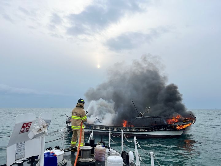 [여수=뉴시스] 이영주 기자 = 3일 오전 8시 22분께 여수시 돌산면 동쪽 약 4.4㎞ 해상에서 선원 2명이 탑승한 6t급 어선 A호에 불이 났다는 신고가 접수됐다. (사진 = 전남 여수해경 제공) 2024.01.03. photo@newsis.com *재판매 및 DB 금지