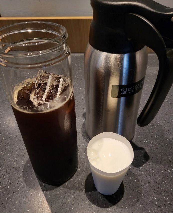 최근 사회관계망서비스(SNS)에 스타벅스 무료 우유 제공 서비스가 알려지면서 화제를 모았다. 우유가 포함되지 않은 음료를 주문하더라도 직원에게 요청할 경우 최대 100ml의 우유를 받을 수 있다. 작은 컵에 담긴 우유를 아메리카노에 부어서 먹는 '화이트 아메리카노'를 제조하는 용도 등으로 사용된다. (사진=온라인 커뮤니티 캡처본) *재판매 및 DB 금지