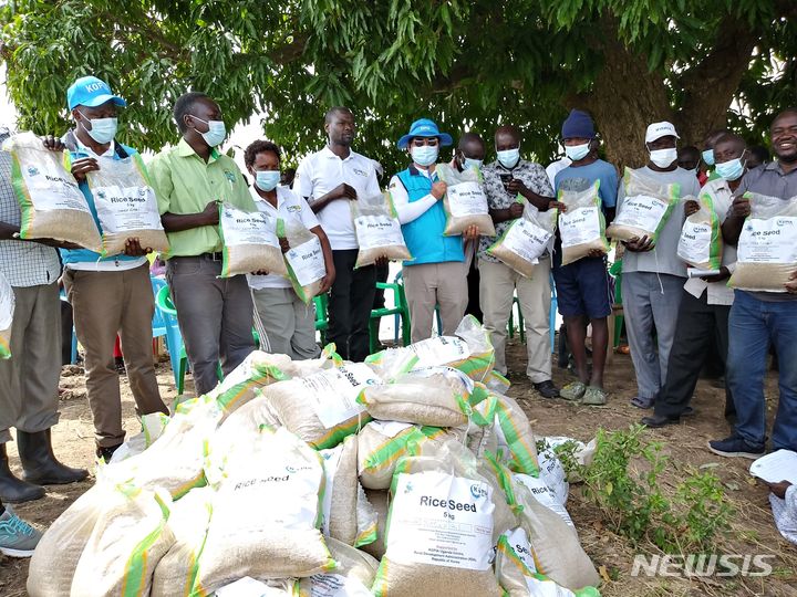 농촌진흥청은 2009년부터 농업기술 전문가를 개도국에 파견해 27개국에서 맞춤형 농업기술을 보급해왔다. 지금까지 개발·실정·보급해온 기술은 총 297건이다. 대륙별 농식품기술협력협의체를 운영해 아시아 14개국, 아프리카 37개국, 중남미 14개국의 농업기술 개발을 지원하고 있다. (사진 = 농진청 제공) 2025.03.05.