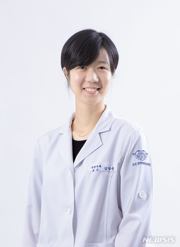 [서울=뉴시스]신체 활동량이 적을수록, 오래 앉아있을수록 만성 신장질환 위험이 증가한다는 연구 결과가 나왔다. 다만 좌식 시간이 길어도 신체 활동량을 늘리면 위험도가 증가하진 않는 것으로 나타났다. 사진은 강동경희대학교병원 신장내과 김양균 교수. (사진= 강동경희대병원 제공) 2023.01.03. photo@newsis.com. 