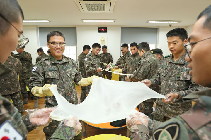 추천을 통해 모범장병 임실투어에 나선 육군35사단 장병들이 임실치즈테마파크에서 치츠늘리기 체험을 하며 즐거원하고 있다. *재판매 및 DB 금지