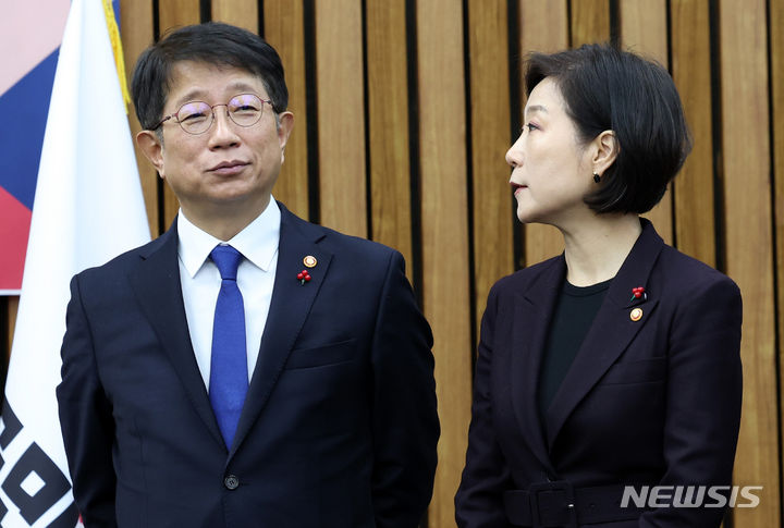 [서울=뉴시스] 이영환 기자 = 박상우(왼쪽) 국토부 장관과 오영주 중소벤처기업부 장관이 3일 오전 서울 여의도 국회에서 열린 2024년 경제정책방향 당정 협의회에서 대화를 하고 있다. 2024.01.03. 20hwan@newsis.com