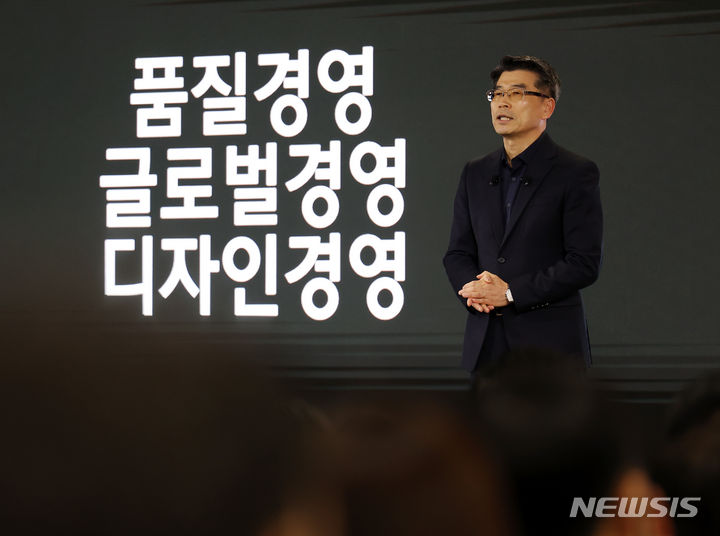 [광명=뉴시스] 김명년 기자 = 송호성 기아 대표이사 사장이 3일 오전 경기 광명시 기아 오토랜드 광명에서 열린 현대자동차그룹 2024년 신년회에서 공장 소개를 하고 있다. 2024.01.03. kmn@newsis.com